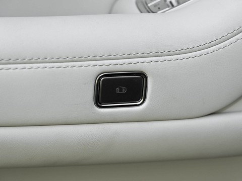 Denza N8L — China plug-in hybrid EV for export — photo 13