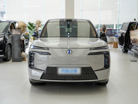 Denza N8L — China plug-in hybrid EV for export — photo 2