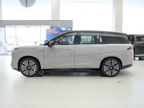 Denza N8L — China plug-in hybrid EV for export — photo 4