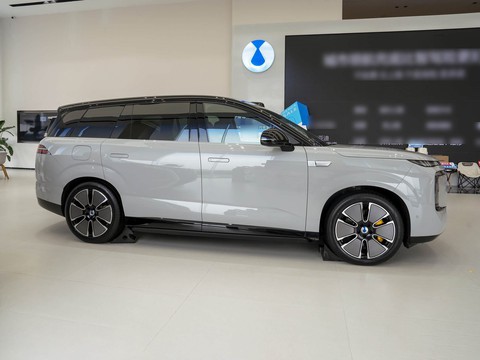 Denza N8L — China plug-in hybrid EV for export — photo 8