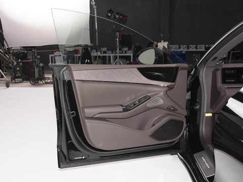Denza Z9 — China electric EV for export — photo 11