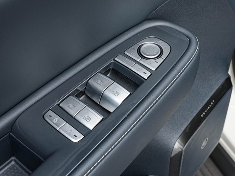 Fangchengbao Bao 5 — China plug-in hybrid EV for export — photo 13