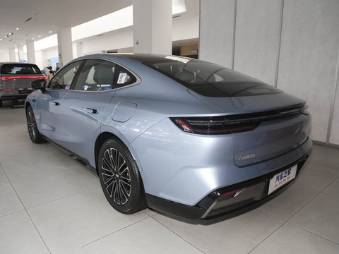 Geely Galaxy E8 — China electric EV for export — photo 4