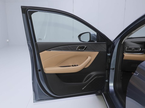 Geely Galaxy Xingyao 6 — China plug-in hybrid EV for export — photo 11