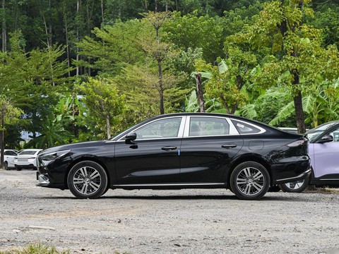 Geely Galaxy Xingyao 6 — China plug-in hybrid EV for export — photo 4