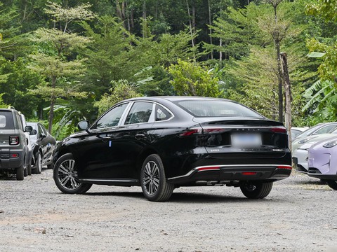 Geely Galaxy Xingyao 6 — China plug-in hybrid EV for export — photo 5