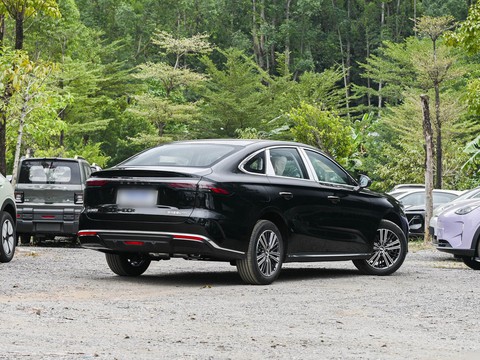 Geely Galaxy Xingyao 6 — China plug-in hybrid EV for export — photo 7