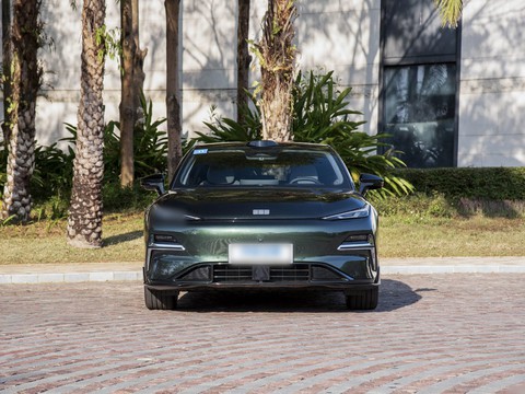 Geely Galaxy Xingyao 8 — China plug-in hybrid EV for export — photo 2