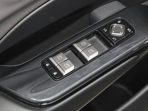 Hongqi EH7 — China electric EV for export — photo 14