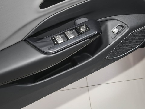 Hongqi EH7 — China electric EV for export — photo 16