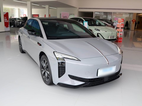 Hongqi EH7 — China electric EV for export — photo 4