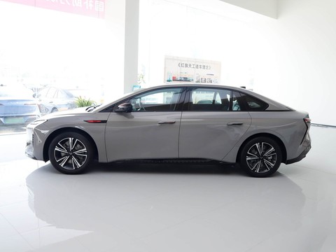 Hongqi EH7 — China electric EV for export — photo 5