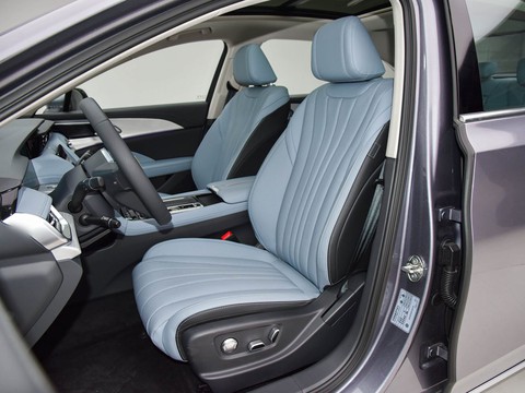 Hongqi H5 PHEV — China plug-in hybrid EV for export — photo 10