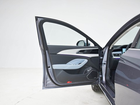 Hongqi H5 PHEV — China plug-in hybrid EV for export — photo 11