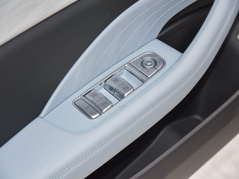 Hongqi H5 PHEV — China plug-in hybrid EV for export — photo 15