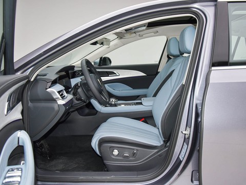 Hongqi H5 PHEV — China plug-in hybrid EV for export — photo 9