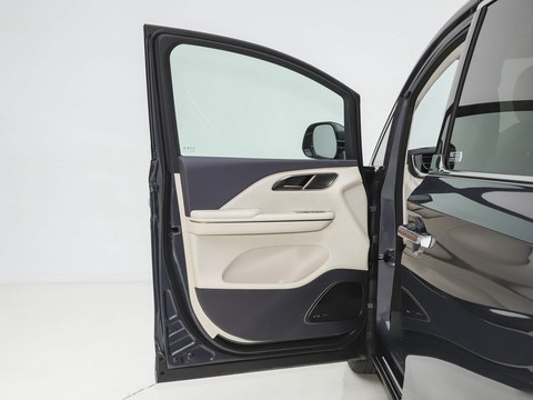 Hongqi HQ9 PHEV — China plug-in hybrid EV for export — photo 11