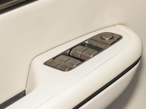 Hongqi HQ9 PHEV — China plug-in hybrid EV for export — photo 14