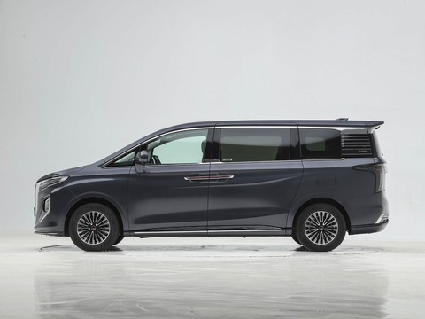 Hongqi HQ9 PHEV — China plug-in hybrid EV for export — photo 4