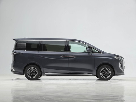Hongqi HQ9 PHEV — China plug-in hybrid EV for export — photo 8
