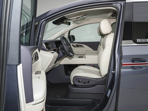Hongqi HQ9 PHEV — China plug-in hybrid EV for export — photo 9