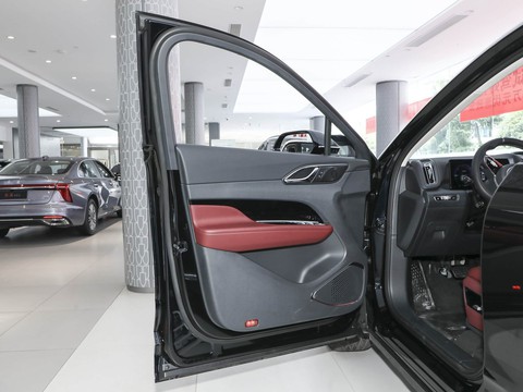 Hongqi HS3 PHEV — China plug-in hybrid EV for export — photo 11