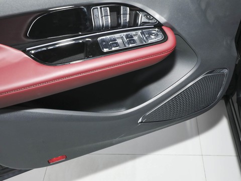 Hongqi HS3 PHEV — China plug-in hybrid EV for export — photo 15