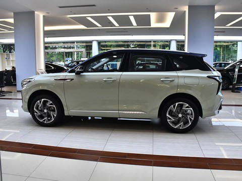 Hongqi HS3 PHEV — China plug-in hybrid EV for export — photo 4