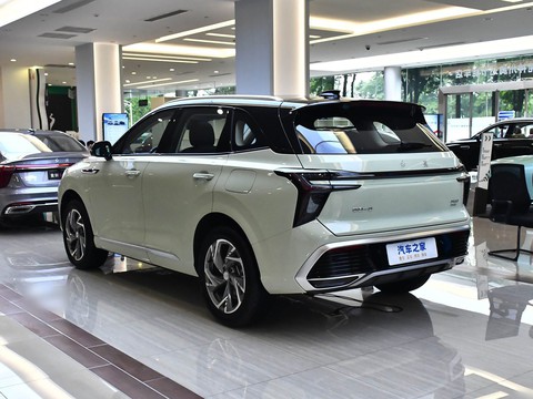 Hongqi HS3 PHEV — China plug-in hybrid EV for export — photo 5
