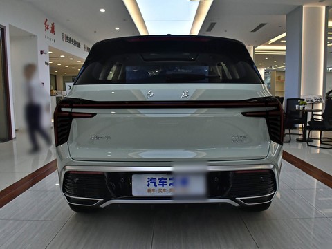 Hongqi HS3 PHEV — China plug-in hybrid EV for export — photo 6