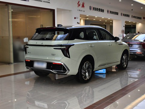 Hongqi HS3 PHEV — China plug-in hybrid EV for export — photo 7