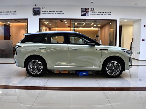 Hongqi HS3 PHEV — China plug-in hybrid EV for export — photo 8