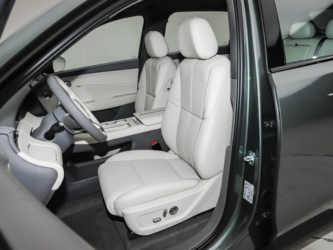 Hongqi HS6 PHEV — China plug-in hybrid EV for export — photo 10