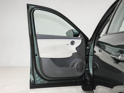 Hongqi Hong QiHS6 PHEV — China electric EV for export — photo 11