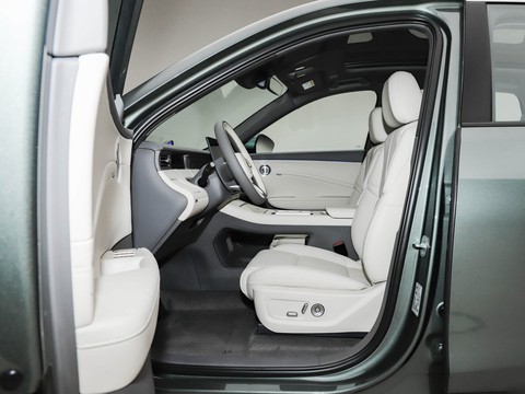 Hongqi HS6 PHEV — China plug-in hybrid EV for export — photo 9