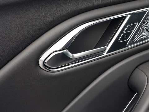 Hongqi HS7 PHEV — China plug-in hybrid EV for export — photo 13