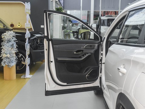 Jetour X90 C-DM — China plug-in hybrid EV for export — photo 11