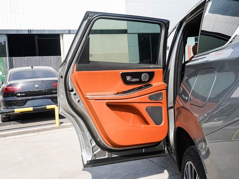 Exeed Lanyue C-DM — China plug-in hybrid EV for export — photo 16