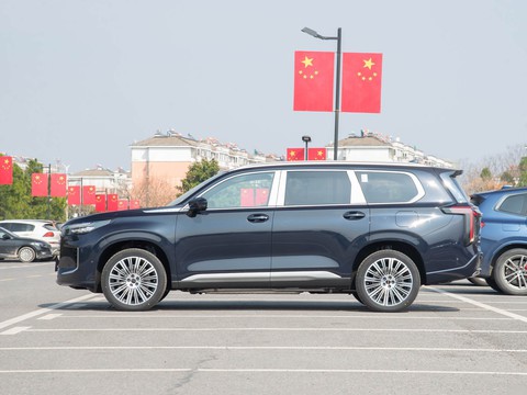 Exeed Lanyue C-DM — China plug-in hybrid EV for export — photo 4