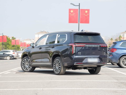 Exeed Lanyue C-DM — China plug-in hybrid EV for export — photo 5