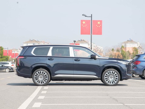 Exeed Lanyue C-DM — China plug-in hybrid EV for export — photo 8
