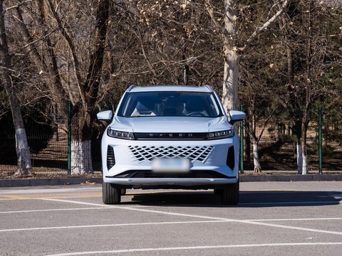 Exeed Zhuifeng C-DM — China plug-in hybrid EV for export — photo 2