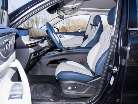 Exeed Zhuifeng C-DM — China plug-in hybrid EV for export — photo 9