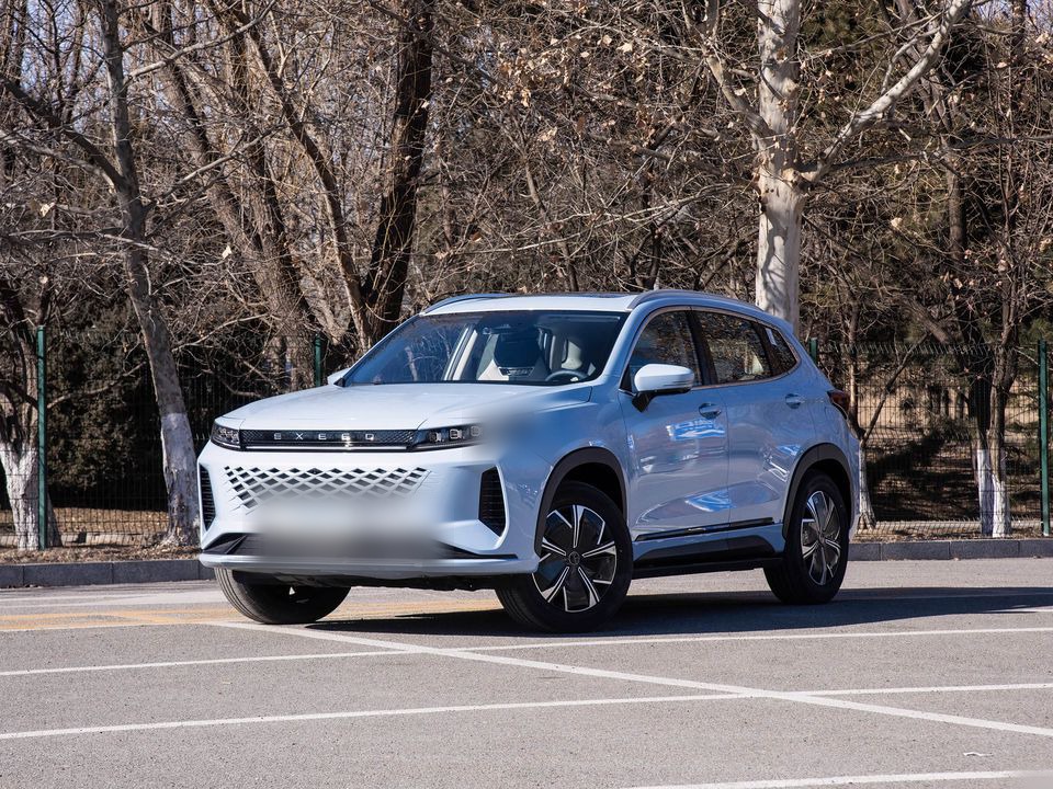 Exeed Zhuifeng C-DM — China plug-in hybrid EV for export