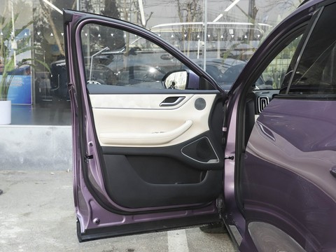 Exeed ET5 — China range-extender EV for export — photo 11