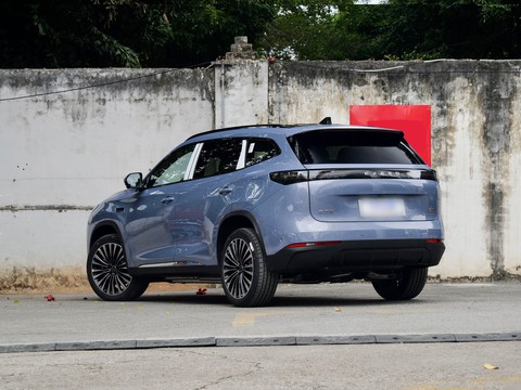 Exeed ET5 — China range-extender EV for export — photo 4