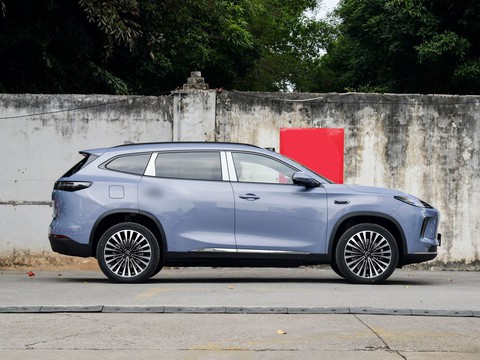 Exeed ET5 — China range-extender EV for export — photo 7