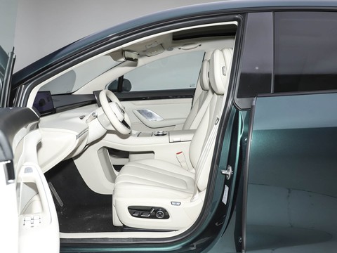 Luxeed R7 — China electric EV for export — photo 9