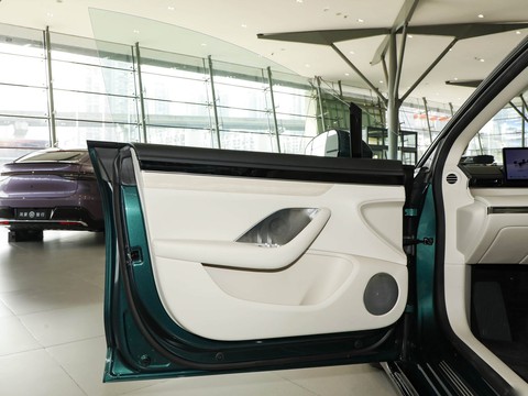 Luxeed S7 — China electric EV for export — photo 11
