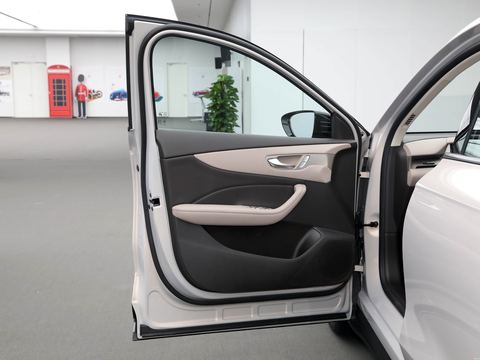 MG ES5 — China electric EV for export — photo 11